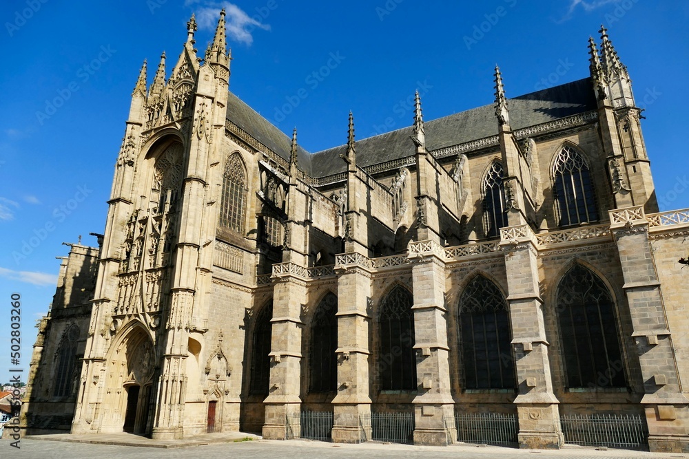 Le portail Saint-Jean et la façade nord-ouest de la cathédrale Saint-Etienne de Limoges