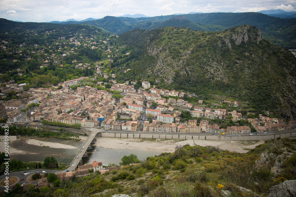 panorama sur la ville d'anduze dans les Cévennes en france