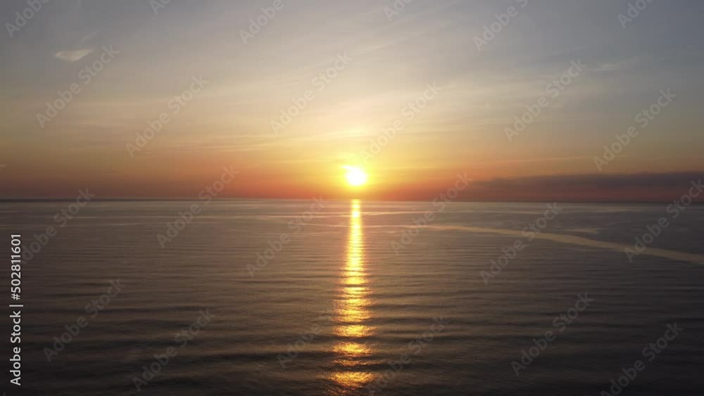 Precioso amanecer junto al Mar Mediterráneo grabado con un dron en 4k. 