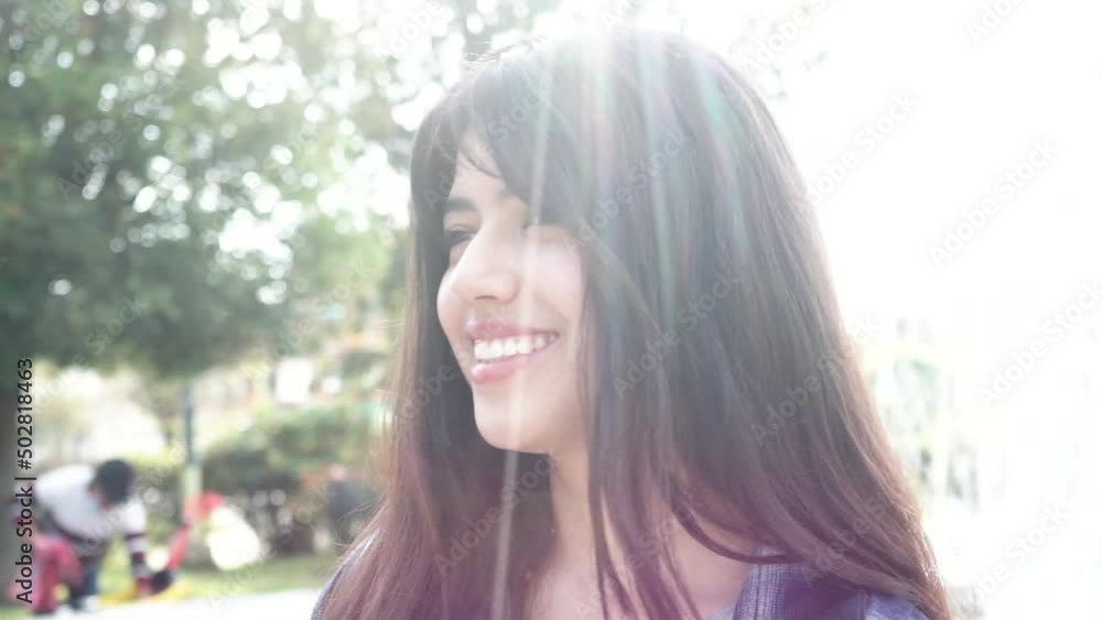 Mujer latina sonriendo en un parque al atardecer. Concepto de personas. Mujer latina sonriendo en un parque al atardecer. Concepto de personas.