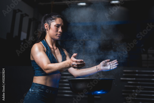 GIRL IN THE GYM HAVING A HEALTHY LIFE