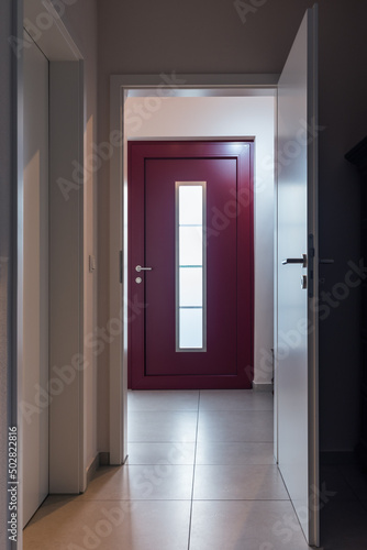 Durchblick durch Tür auf  rote Haustür mit Fenster © H. Rambold