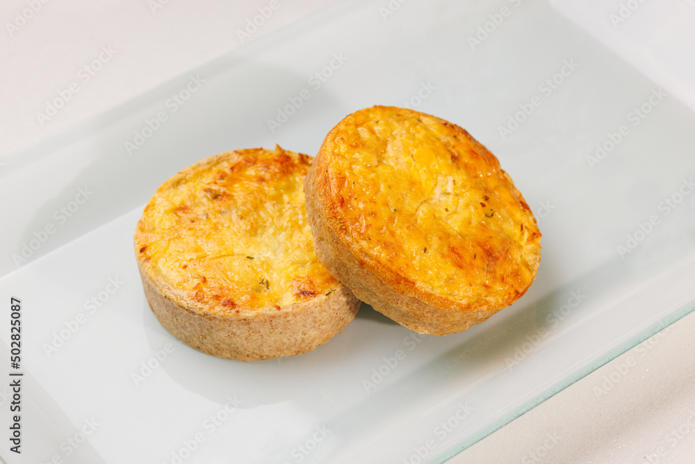 Quiches assados e recheados. Tortas frescas. Quiches assados e recheados. Tortas frescas.