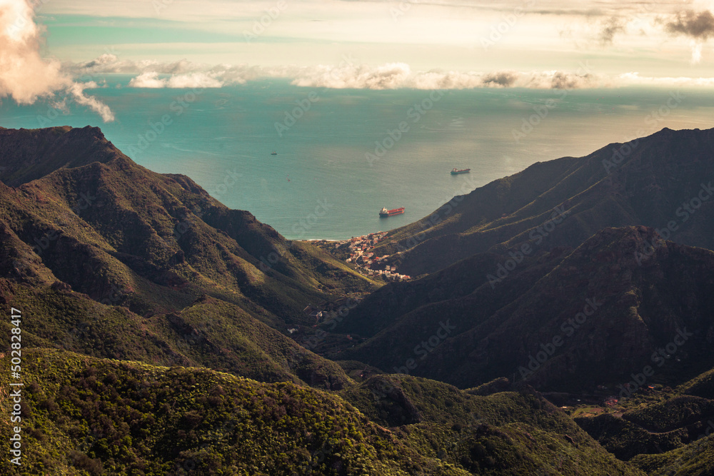 Obraz premium valley over the bay