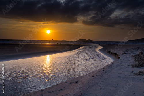 Nascer do sol na praia com vista pra ilhas