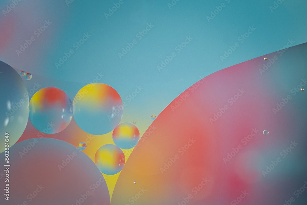 Kolorowe krople różnej wielkości. Abstrakcyjne połączenie wody i kolorów - obrazy, fototapety, plakaty 