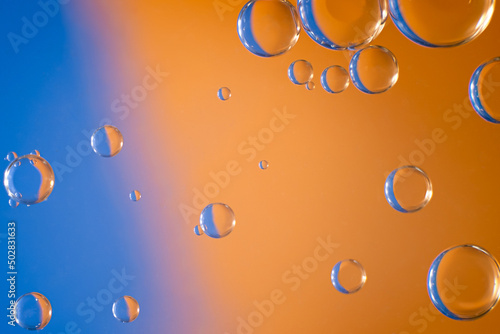 Kolorowe krople różnej wielkości. Abstrakcyjne połączenie wody i kolorów © Radosaw