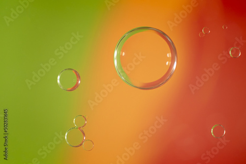 Kolorowe krople różnej wielkości. Abstrakcyjne połączenie wody i kolorów