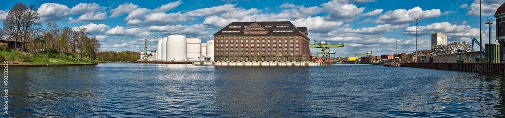 Panoramaansicht des Westhafens mit dem historischen Zollspeicher in Berlin-Moabit (Panorama aus 10 Bildern) - Inschrift im Giebelfeld: Panoramaansicht des Westhafens mit dem historischen Zollspeicher in Berlin-Moabit (Panorama aus 10 Bildern) - Inschrift im Giebelfeld: