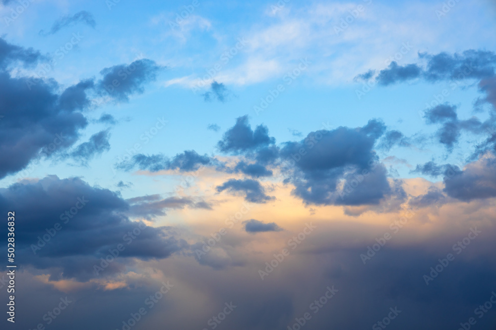 Obraz premium Background of dark clouds before a thunder storm