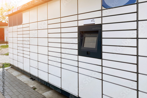 Obraz na plátně Automatic White Parcel Box, Automatic Mailbox, Automatic Mail Delivery Service,