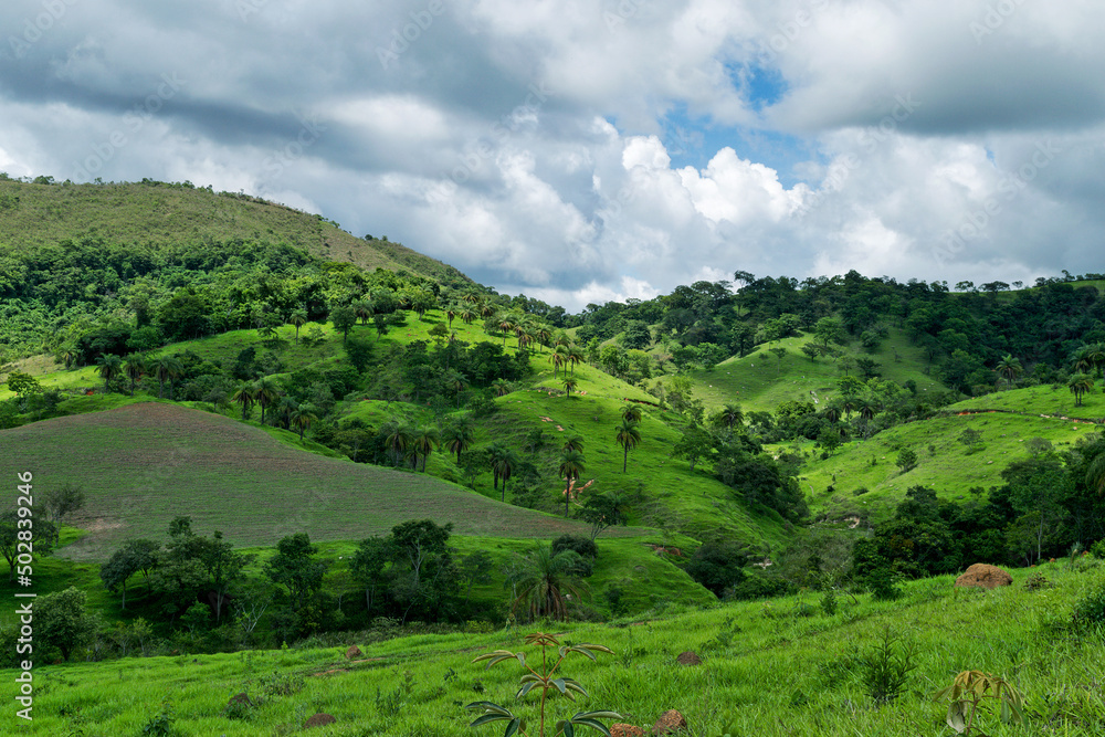 Linda vista de fazenda, com muita vegetação e montanhas ao redor, localizada na região rural do bairro Jardim das Oliveiras, município de Esmeraldas, Minas Gerais, Brasil.