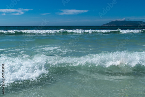 Lindas ondas em praia de areias brancas, céu azul e montanhas, localizada na região de Cabo Frio, Rio de Janeiro, Brasil. (2)