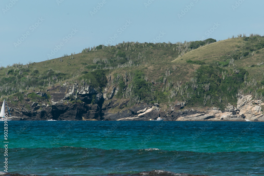Lindo mar de águas cristalinas, praias de areias brancas, céu azul, e montanhas a volta, localizada na região de Cabo Frio, Rio de Janeiro, Brasil.