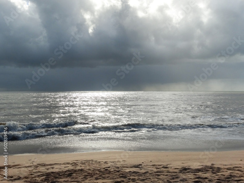 Lindo nascer do sol entre nuvens na orla da praia de Porto Seguro, Bahia, Brasil.