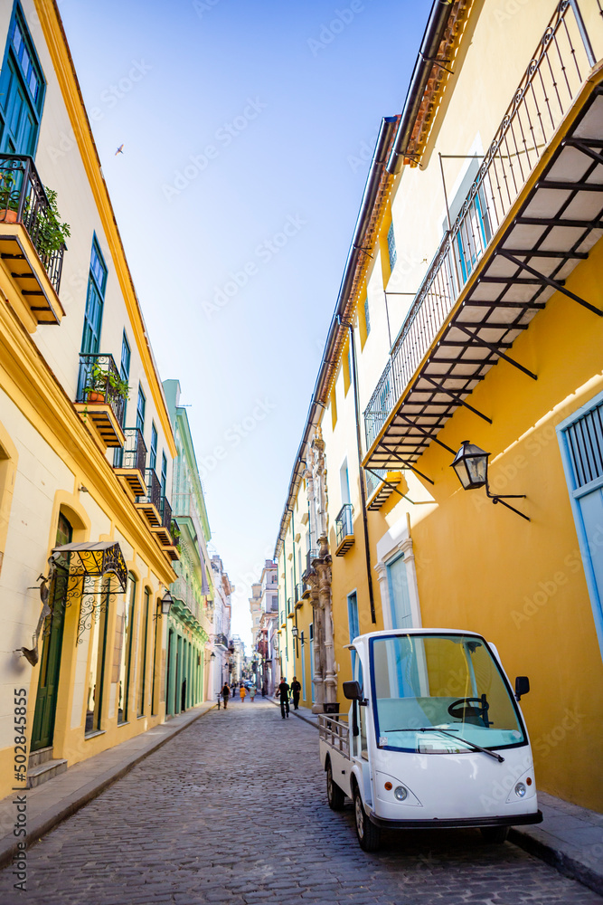 Fototapeta premium small street in the old city in Habana