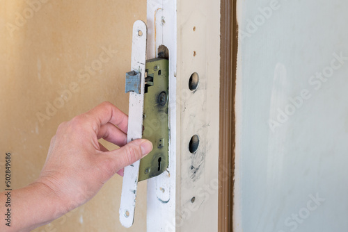 Remplacement d'une serrure de porte d'intérieur