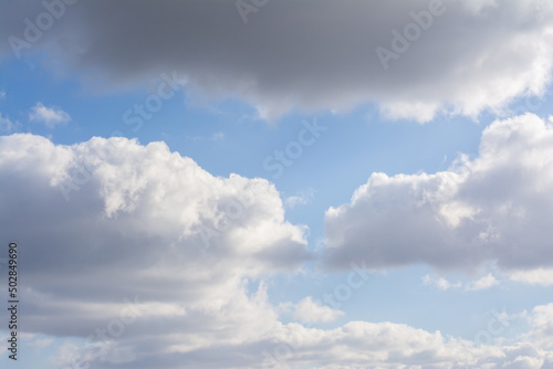 Ciel bleu nuageux en après-midi au printemps © Léna Constantin