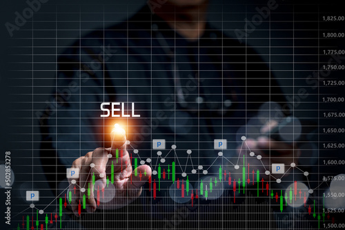 Businessmen use internet technology Connect online to use graphs to analyze the stock market. to find the selling point that can be the most profitable.