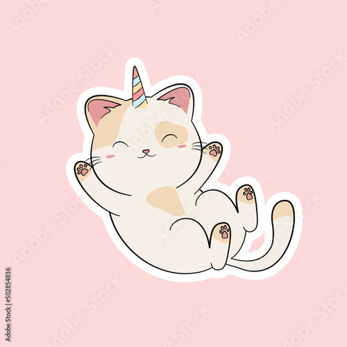 Ręcznie rysowany mały rudy kotek z rogiem jednorożca na jasnym pastelowym tle. Wektorowa ilustracja leżącego, śpiącego, relaksującego się kota. Słodki, uroczy zwierzak.