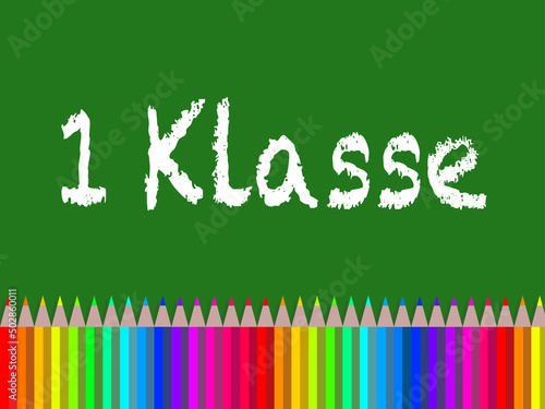Tafel mit bunten Stiften. Erste Klasse 