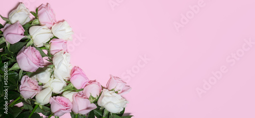 Banner con rosas sobre fondo rosa para día de las madres
