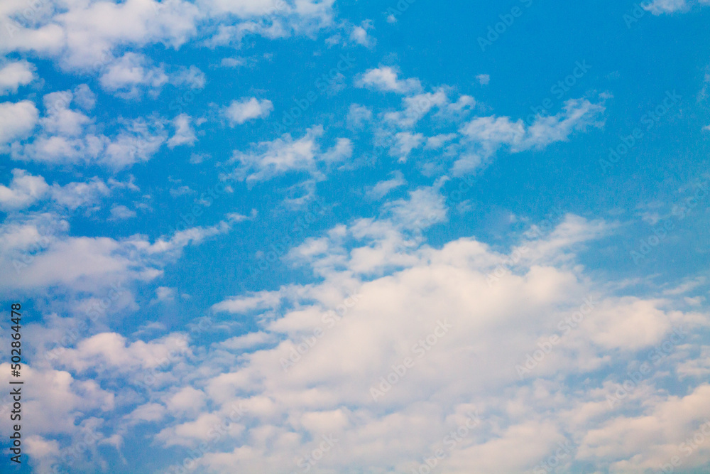Fototapeta premium cumulus clouds against a bright blue sky. great sunny day. good summer weather.