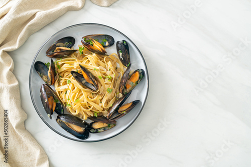linguine spaghetti pasta vongole white wine sauce photo