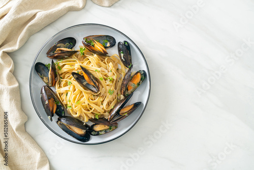 Tableau sur toile linguine spaghetti pasta vongole white wine sauce