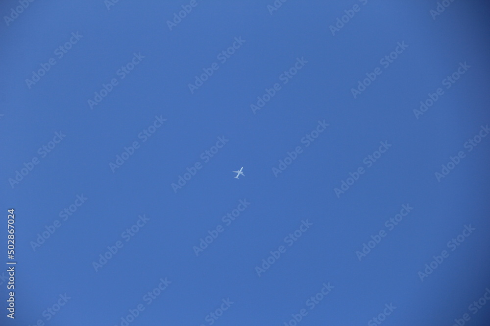 一機の飛行機が、雲一つない青空を飛んでいる様子 一機の飛行機が、雲一つない青空を飛んでいる様子