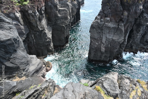 静岡県伊東市の城ヶ崎海岸の岩壁に挟まれた海の景色