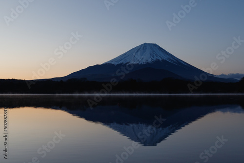 朝明けの精進湖 © Yoshinori