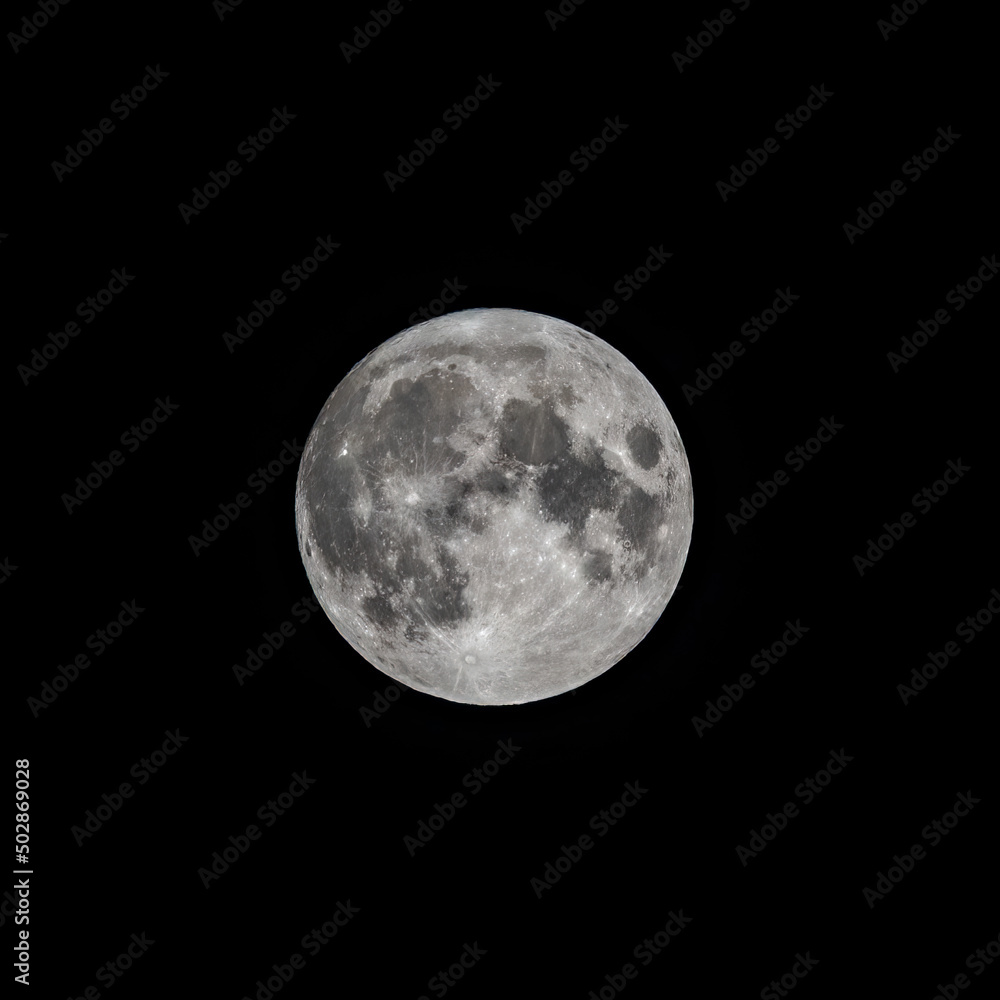 Obraz premium Detailed image of the full moon isolated on black.
