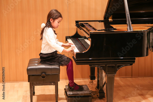 発表会でピアノを演奏する女の子