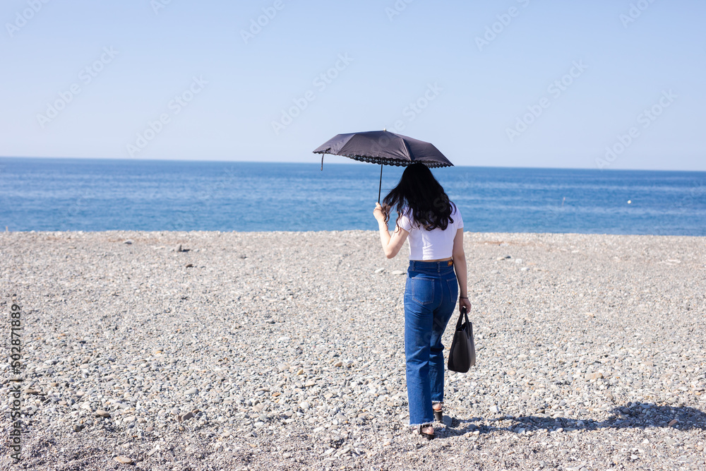 砂浜を歩く女性　Woman walking on the beach