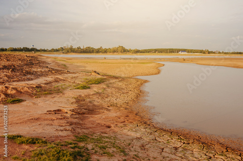 Cuadro en lienzo Dried lake and river on summer, Water crisis at thailand and Climate change or drought concept