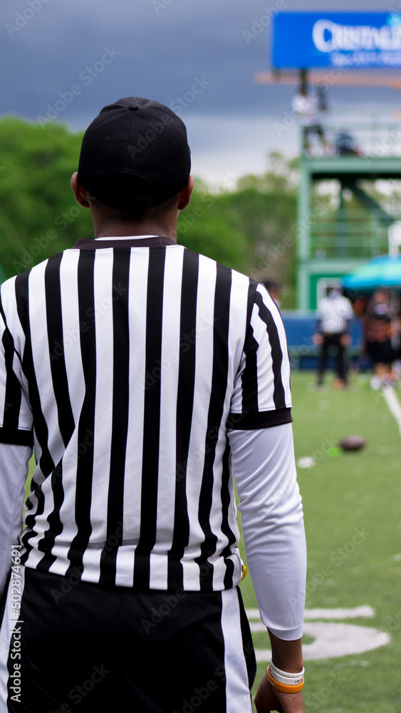 Fototapeta premium Arbitro durante un partido de futbol americano 