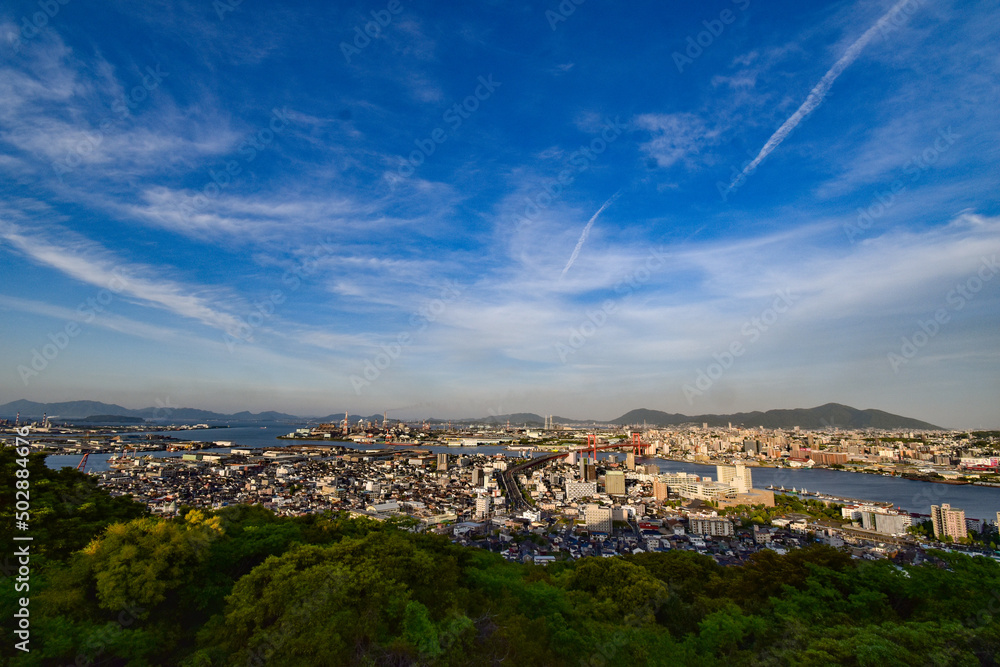 高塔山公園から眺める若戸大橋と北九州市街