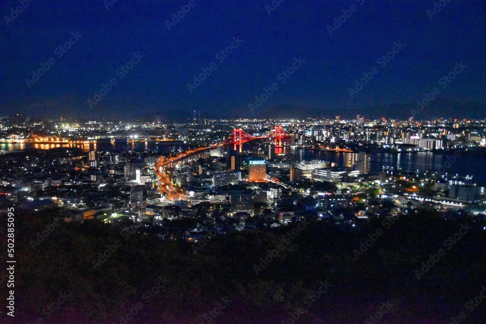 Obraz premium 高塔山公園から眺める若戸大橋と北九州の工場夜景