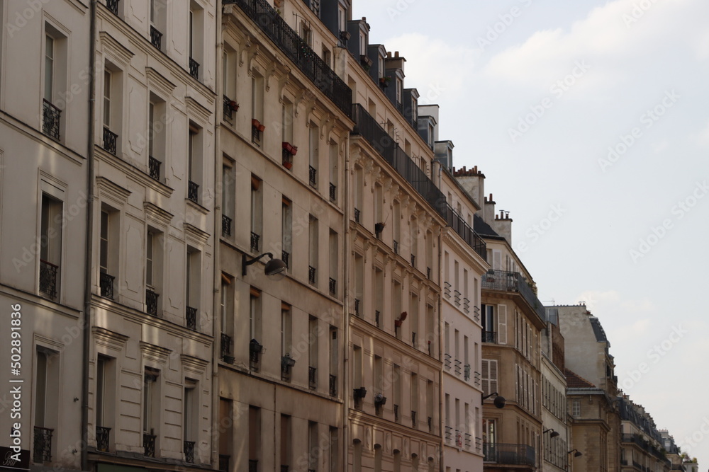 Building in the city of Paris