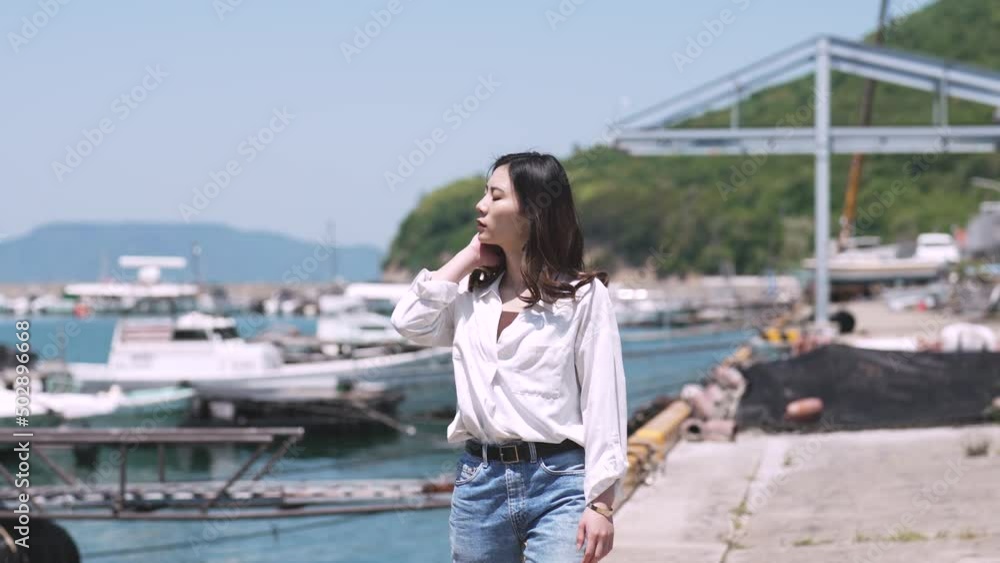 港にいる白シャツとデニムの女性 港にいる白シャツとデニムの女性