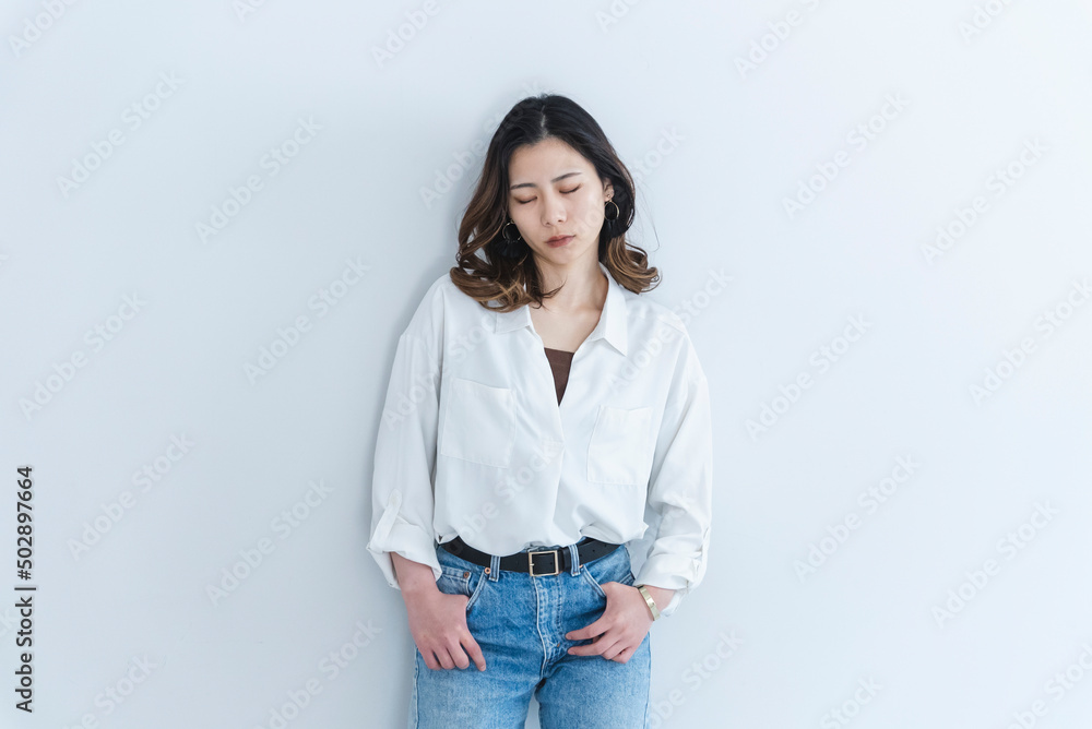デニムと白シャツのクールな女性 デニムと白シャツのクールな女性