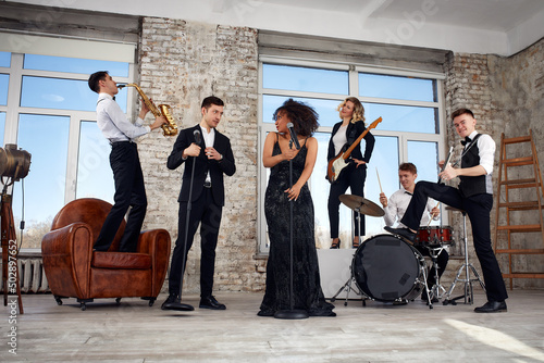 Canvas Print Repetition of multi ethnic jazz band in loft