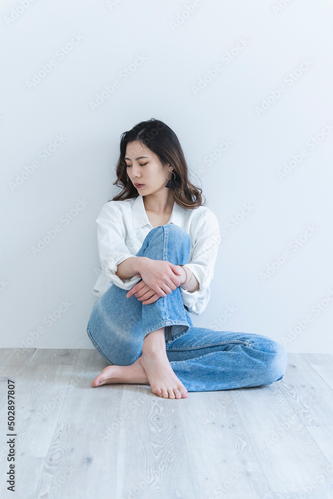 デニムと白シャツのクールな女性 デニムと白シャツのクールな女性