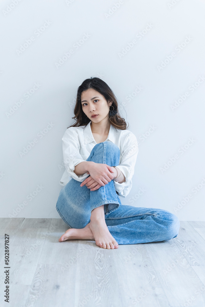 デニムと白シャツのクールな女性 デニムと白シャツのクールな女性
