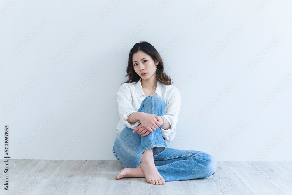 デニムと白シャツのクールな女性 デニムと白シャツのクールな女性