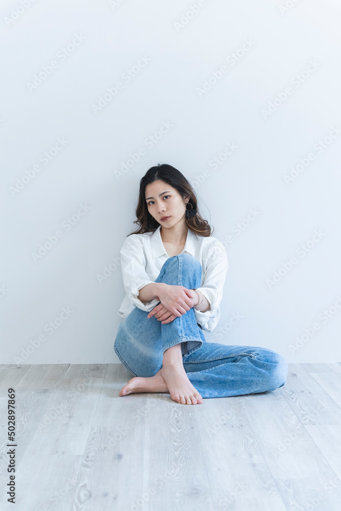 デニムと白シャツのクールな女性 デニムと白シャツのクールな女性