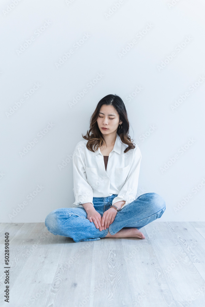 デニムと白シャツのクールな女性 デニムと白シャツのクールな女性
