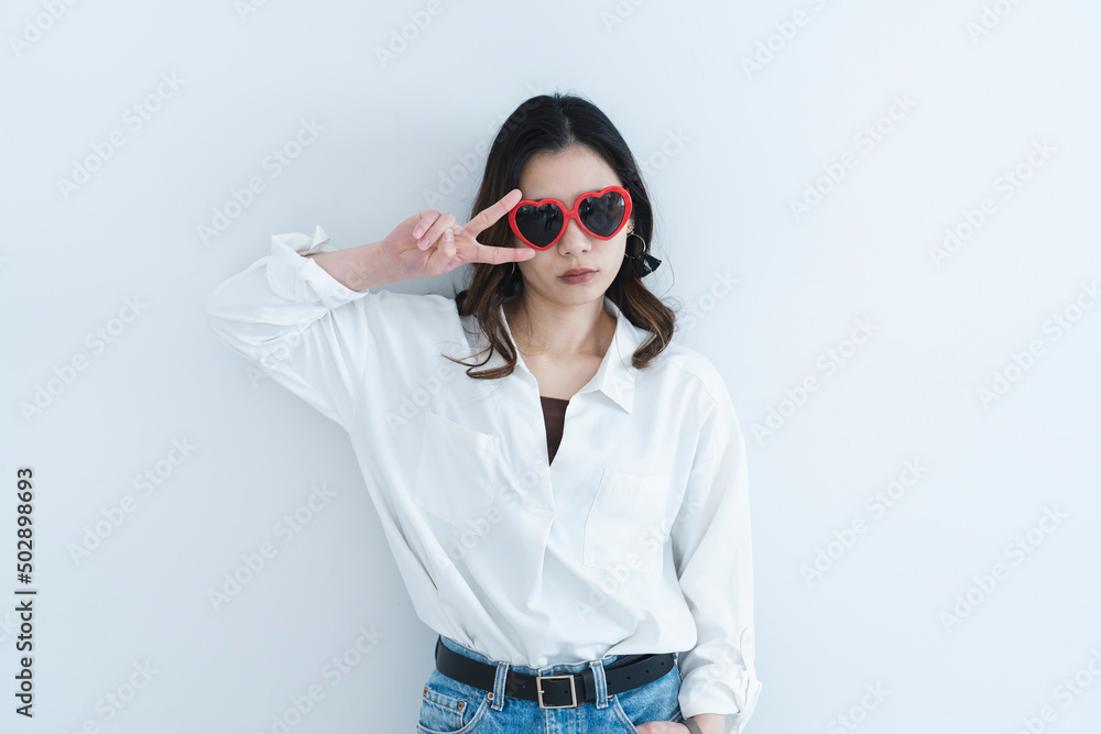 Naklejka premium ハートのサングラスをかけたクールな女性