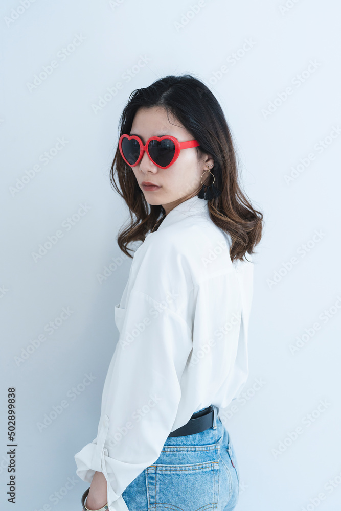 Naklejka premium ハートのサングラスをかけたクールな女性